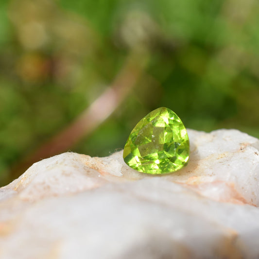 💚 Peridot – Renewal & Positivity
