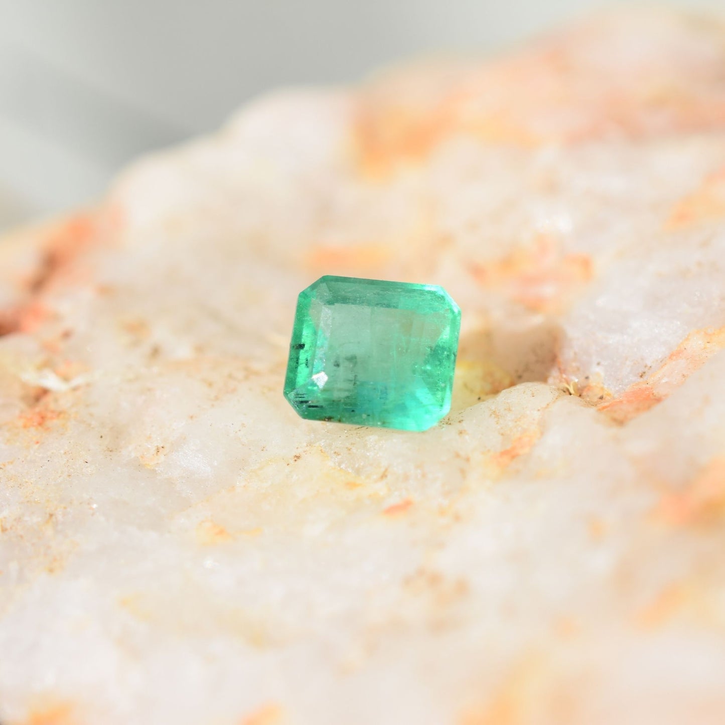 💚 Emerald – Love & Renewal