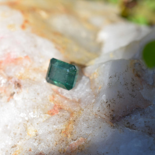💚 Emerald – Love & Renewal