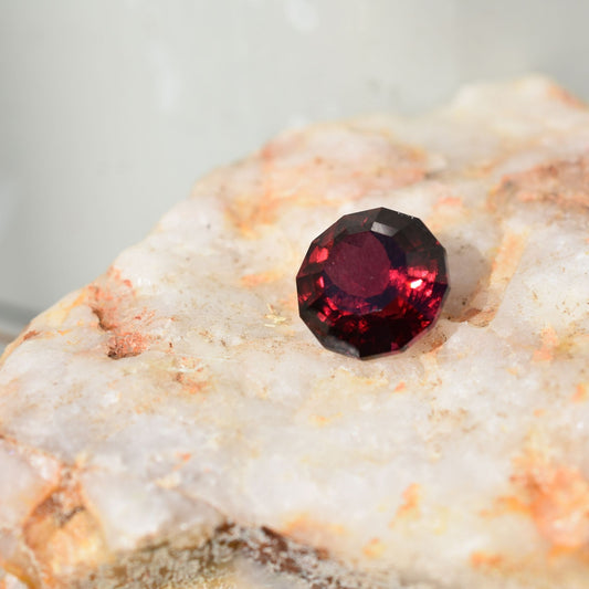 ❤️ Garnet – Strength & Passion
